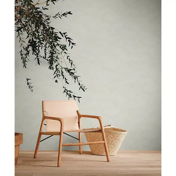 A.S. Création Metropolitan Stories Travel Styles Vliestapete - Creme, Wellen, 10,05 x 0,53 m - Sessel mit hellem Holzrahmen und cremefarbenem Ledersitz in modernem Raumambiente.