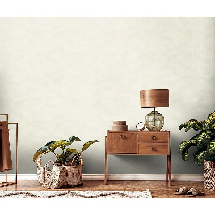 A.S. Création Metropolitan Stories Travel Styles Vliestapete - Creme, Wellen, 10,05 x 0,53 m - Elegantes Interieur mit einer stilvollen Kommode aus Holz, einer Lampe und Zimmerpflanzen in dekorativen Körben für ein gemütliches Ambiente.