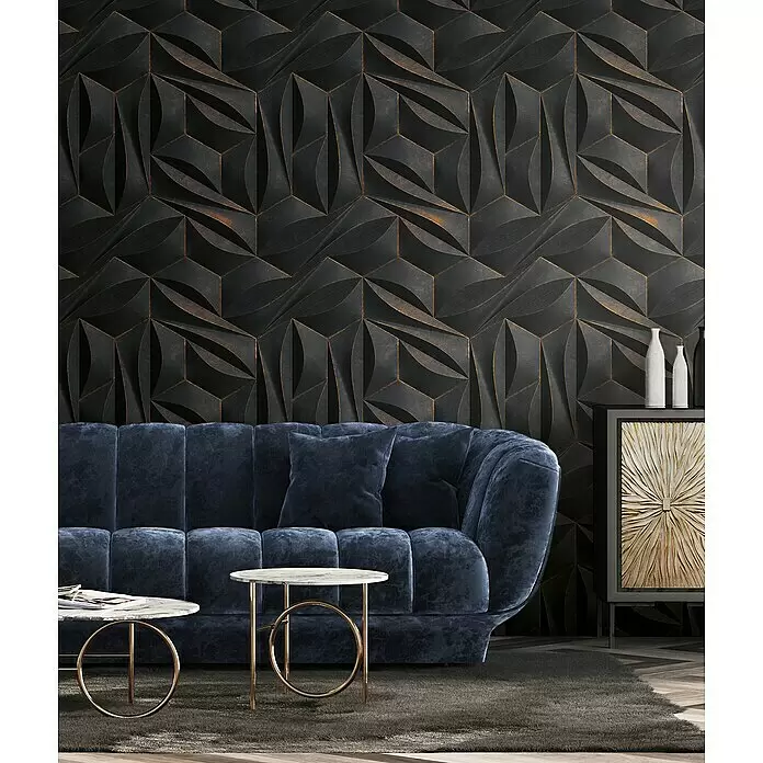 A.S. Création Metropolitan Stories Travel Styles Fototapete 3D-Grafik - B x H: 1,59 x 2,8 m, Vlies, Anthrazit/Gold - Dunkle geometrische 3D-Wandpaneele mit Bronzeschattierungen, in modernem Wohnzimmer mit blauem Samtsofa.