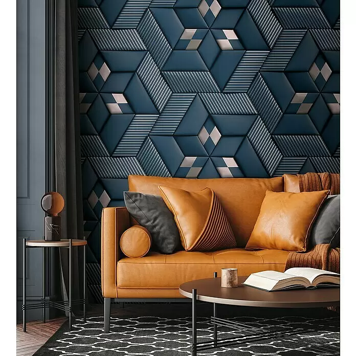 A.S. Création Metropolitan Stories Travel Styles Fototapete Sechseck - B x H: 1,59 x 2,8 m, Vlies, Schwarz/Grau - Blaues gepolstertes Wandpaneel mit geometrischen Mustern aus Sechsecken und Rauten, teils silber gestreift, hinter einem hellbraunen Ledersofa.
