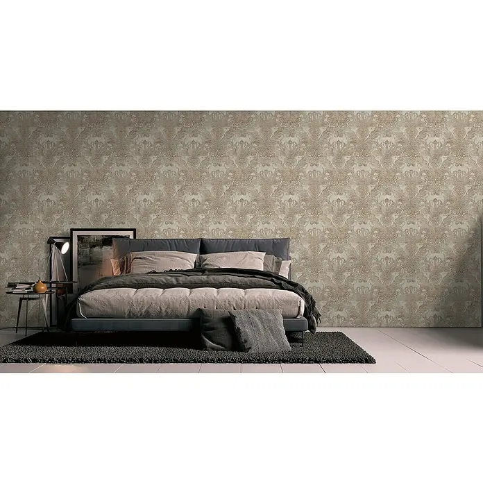 A.S. Création Metropolitan Stories Travel Styles Vliestapete Damask - Sand/Orange, Ornament, 10,05 x 0,53 m - Schlafzimmer mit einem bequemen Bett vor einer eleganten Tapete mit floralen Mustern für eine stilvolle Atmosphäre.