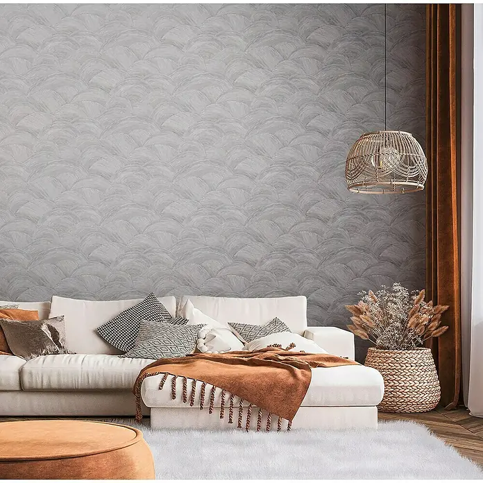 A.S. Création Metropolitan Stories Travel Styles Vliestapete - Grau, Wellen, 10,05 x 0,53 m - Wohnzimmer-Szene mit einem stilvollen Sofa, dekorativen Kissen, einer warmen Decke und einer attraktiven Hängelampe für gemütliche Stunden.