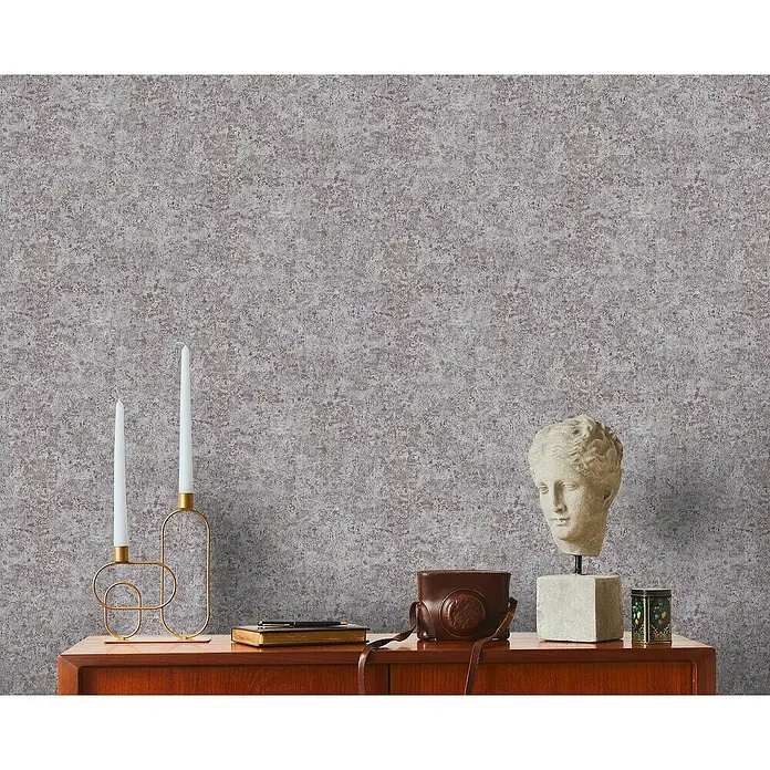 A.S. Création Metropolitan Stories Travel Styles Vliestapete RostoptikSilber, Uni, 10,05 x 0,53 m - Dekorative Nahaufnahme einer Kommode mit einer Büste, einer Kamera und Kerzenständern, die eine elegante und künstlerische Szene schaffen.