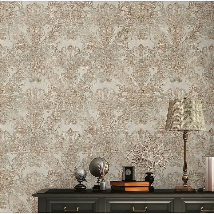 A.S. Création Metropolitan Stories Travel Styles Vliestapete Damask - Sand/Orange, Ornament, 10,05 x 0,53 m - Nahaufnahme einer Wandtapete mit einem komplizierten Paisley-Muster in Beige- und Brauntönen, die eine elegante und klassische Ästhetik ausstrahlt.