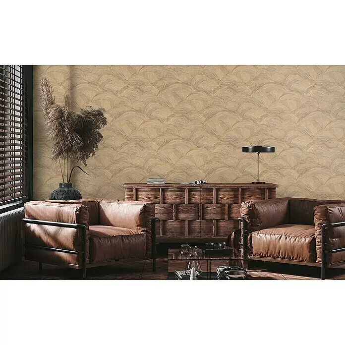 A.S. Création Metropolitan Stories Travel Styles Vliestapete - Gold/Braun, Wellen, 10,05 x 0,53 m - Strukturierte beigefarbene Tapete mit elegantem überlappenden Fächer- oder Muschelmuster in einem gemütlichen Wohnzimmer.