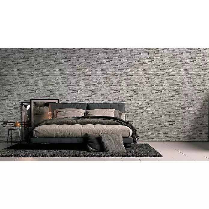 A.S. Création Metropolitan Stories Travel Styles Vliestapete - Grau, Steinoptik, 10,05 x 0,53 m - Graue strukturierte Tapete mit Ziegelmuster an einer Schlafzimmerwand.