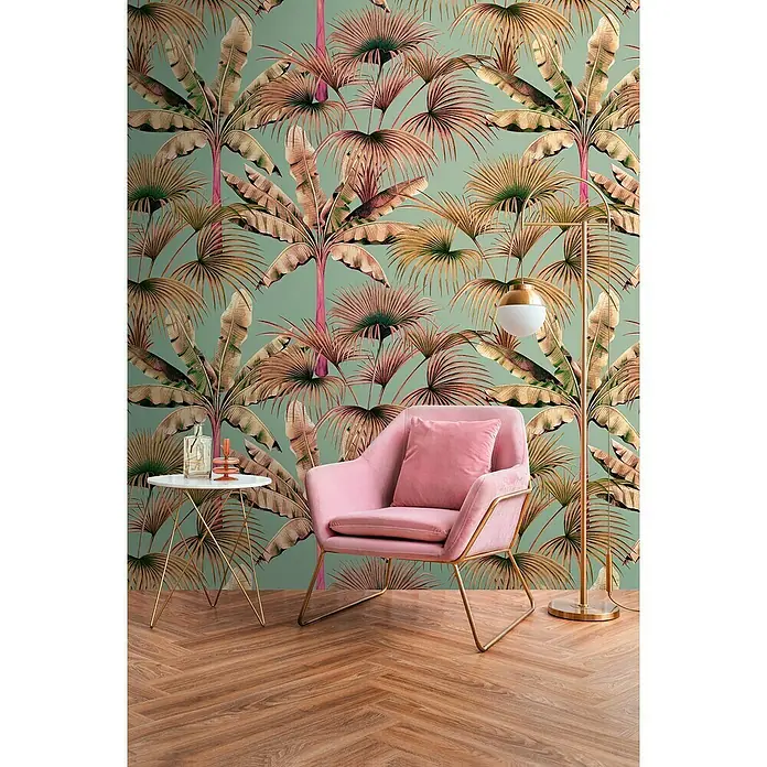 A.S. Création Metropolitan Stories Travel Styles Fototapete Palmen - B x H: 1,59 x 2,8 m, Vlies, Blau/Rot - Zimmeransicht mit rosa Samtsessel und goldenem Beistelltisch, dekoriert mit tropischer Tapete und Stehlampe.