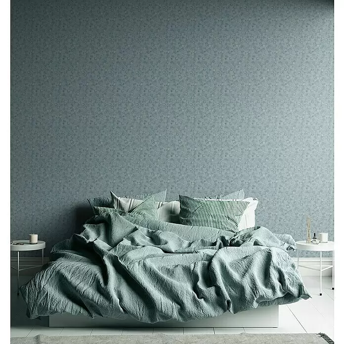 A.S. Création Metropolitan Stories Travel Styles Vliestapete Blätter-Allover II - Blau, Floral, 10,05 x 0,53 m - Türkisblaue Tapete mit subtilem, floralem Muster an einer Schlafzimmerwand.