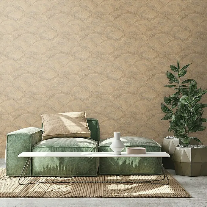 A.S. Création Metropolitan Stories Travel Styles Vliestapete - Gold/Braun, Wellen, 10,05 x 0,53 m - Ein stilvolles Wohnzimmer mit einem grünen Sofa, einem modernen Tisch und einer Zimmerpflanze in einem dekorativen Topf.