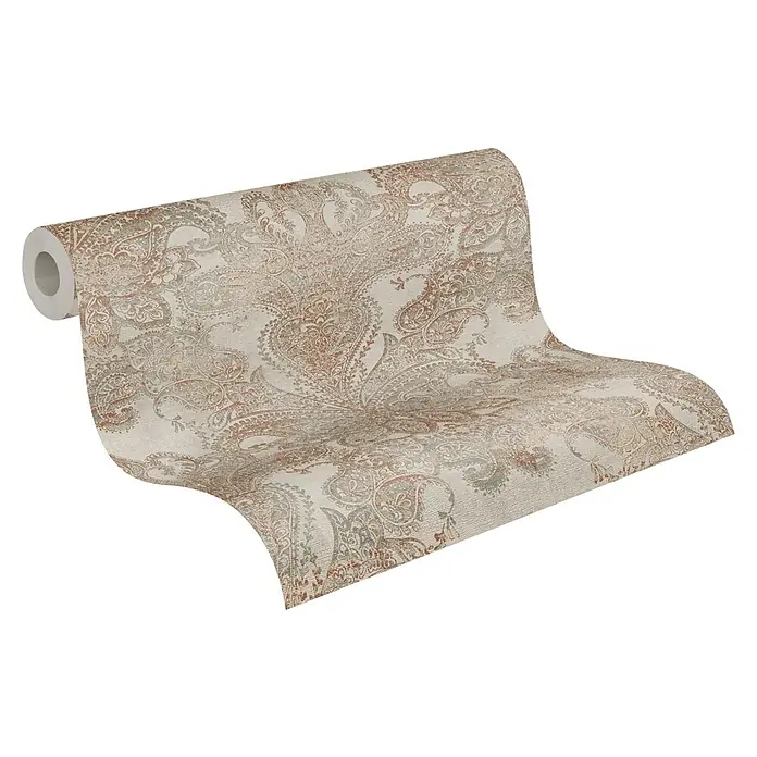 A.S. Création Metropolitan Stories Travel Styles Vliestapete Damask - Sand/Orange, Ornament, 10,05 x 0,53 m - Nahaufnahme einer Rolle gemusterten Vliestapete mit einem beigen Paisley-Design. Stilvolle und hochwertige Wandgestaltung.