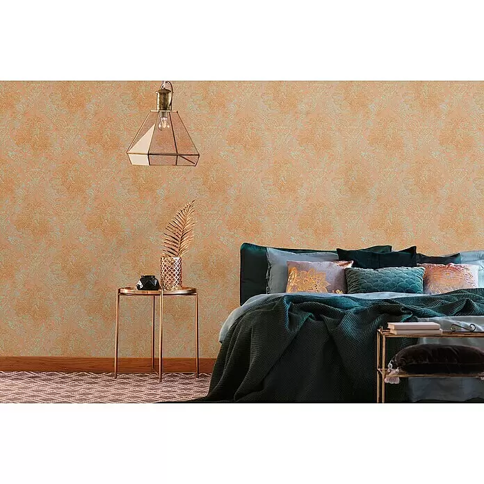 A.S. Création Metropolitan Stories Travel Styles Vliestapete Damask - Orange, Ornament, 10,05 x 0,53 m - Orangefarbene Damasttapete mit hellblauen Details, verschönert eine gemütliche Schlafzimmerwand.