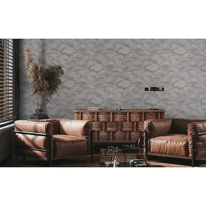 A.S. Création Metropolitan Stories Travel Styles Vliestapete - Grau, Wellen, 10,05 x 0,53 m - Elegantes Interieur mit braunen Ledersesseln und einem hölzernen Sideboard vor einer stilvollen, gemusterten Tapete. Einladende Atmosphäre mit raffinierten Details.