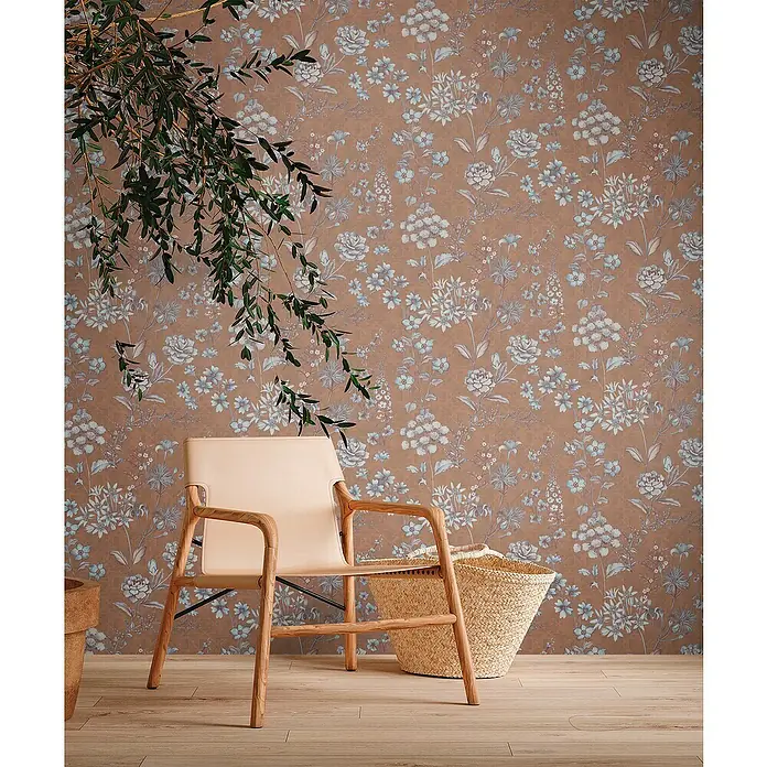 A.S. Création Metropolitan Stories Travel Styles Vliestapete Blumen II - Orange, Floral, 10,05 x 0,53 m - Eine stilvolle Inneneinrichtung mit einem bequemen Ledersessel und einem dekorativen Blumenmuster-Hintergrund für eine entspannte Atmosphäre.