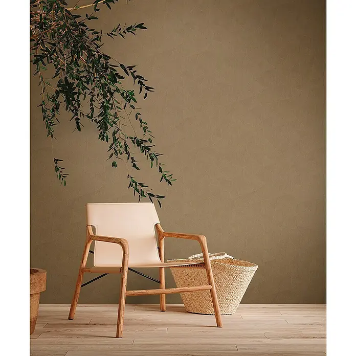 A.S. Création Metropolitan Stories Travel Styles Vliestapete - Braun, Grafisch, 10,05 x 0,53 m, Matt - Elegante Inneneinrichtung mit einem stilvollen Sessel aus hellem Holz und Leder, ergänzt durch einen geflochtenen Korb und dekorative Zweige.