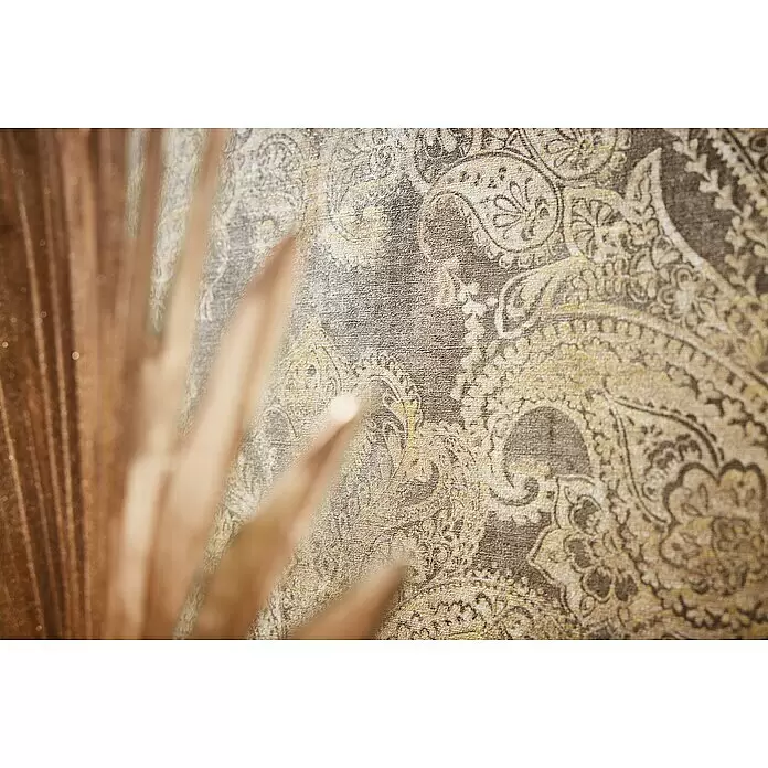 A.S. Création Metropolitan Stories Travel Styles Vliestapete Damask - Gold/Braun, Ornament, 10,05 x 0,53 m - Textil mit elegantem braun-goldenem Paisleymuster, umrahmt von unscharfem goldenen Dekor.