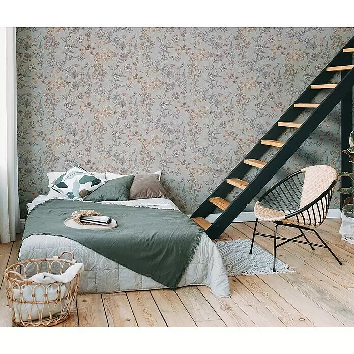 A.S. Création Metropolitan Stories Travel Styles Vliestapete Blumen II - Creme/Blau, Floral, 10,05 x 0,53 m - Florale Tapete in gedämpften Tönen schmückt eine Schlafzimmerwand, mit Bett und Treppe.