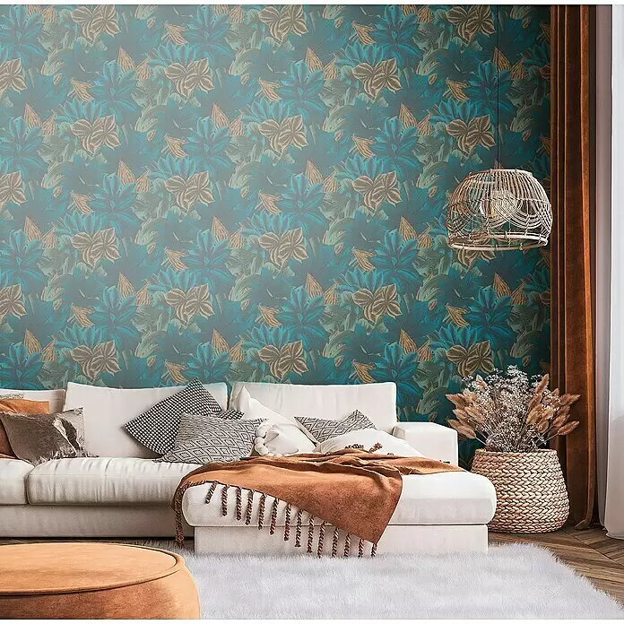 A.S. Création Metropolitan Stories Travel Styles Vliestapete - Blau/Grün, Floral, 10,05 x 0,53 m - Tapete mit tropischem Blattmuster in Petrol, Blau und Braun, die eine Wohnzimmerwand bedeckt.