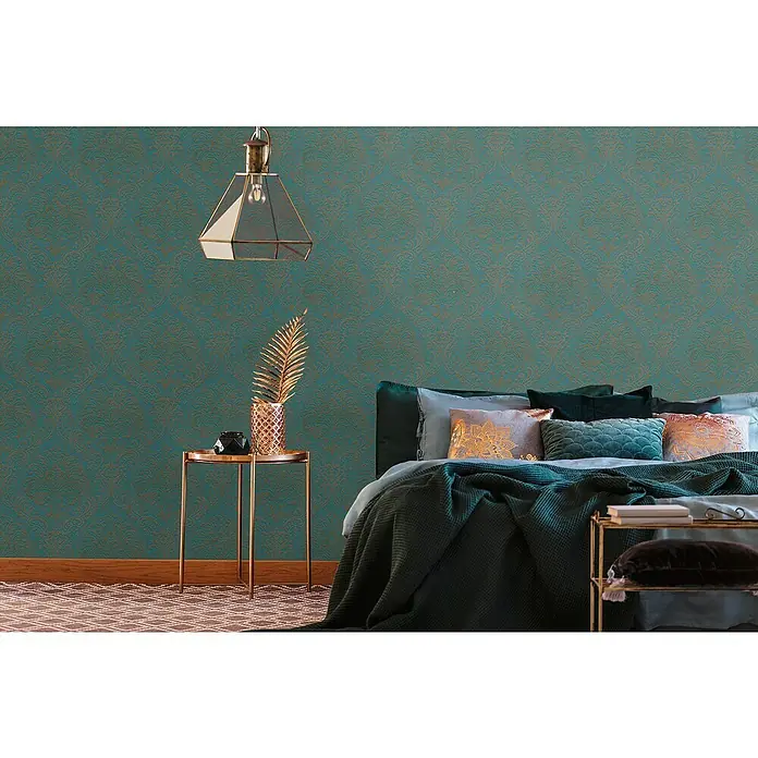 A.S. Création Metropolitan Stories Travel Styles Vliestapete Damask - Blau/Gold, Ornament, 10,05 x 0,53 m - Elegantes Schlafzimmer mit petrolfarbener Tapete und goldenen Akzenten. Die passende Pendelleuchte rundet das Gesamtbild ab.
