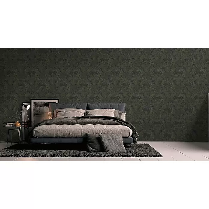 A.S. Création Metropolitan Stories Travel Styles Vliestapete Damask - Schwarz, Ornament, 10,05 x 0,53 m - Dunkle, gemusterte Tapete mit aufwendigem Damast-Design an einer Schlafzimmerwand.