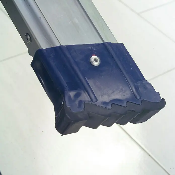 Escalera deslizante profesional - Número de peldaños: 16 ud., Altura de trabajo: 3,5 m, Carga soportada: 150 kg, Aluminio - Primer plano de un pie de escalera de aluminio con una tapa de goma azul antideslizante para un agarre seguro y estabilidad.