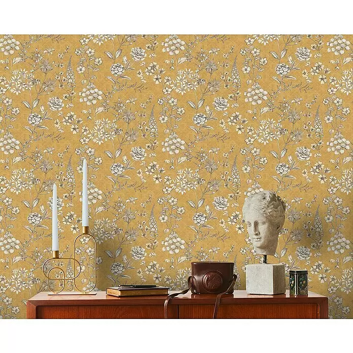 A.S. Création Metropolitan Stories Travel Styles Vliestapete Blumen II - Gelb, Floral, 10,05 x 0,53 m - Senfgelbe Tapete mit komplexen grauen und weißen Blumenmustern, subtil strukturiert.