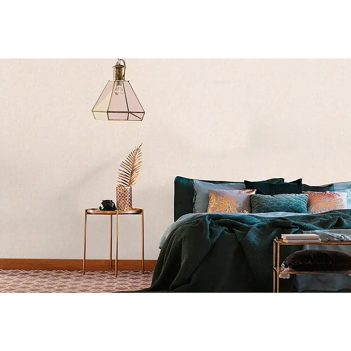 A.S. Création Metropolitan Stories Travel Styles Vliestapete - Beige/Rot, Uni, 10,05 x 0,53 m, Feine Struktur - Ein Schlafzimmer mit einem Bett mit grünen Kissen und einer goldenen Lampe.