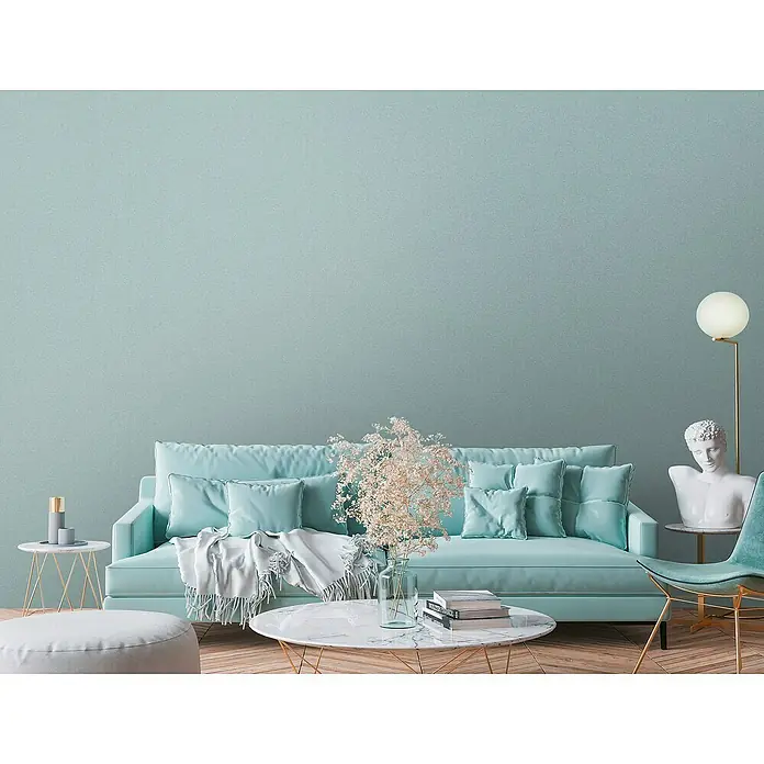A.S. Création Metropolitan Stories Travel Styles Vliestapete - Blau, Uni, 10,05 x 0,53 m - Helles Wohnzimmer mit mintgrünem Sofa, Marmortisch und elegantem Sessel. Eine moderne und stilvolle Einrichtung für entspannte Stunden.