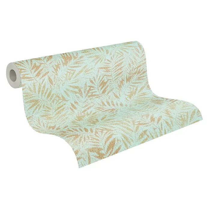 A.S. Création Metropolitan Stories Travel Styles Vliestapete Blätter-Allover I - Türkis, Floral, 10,05 x 0,53 m - Eine Rolle mit blassgrüner Tapete mit goldenem Palmenblattmuster. Die Tapete ist aufgerollt und zeigt das elegante Design.