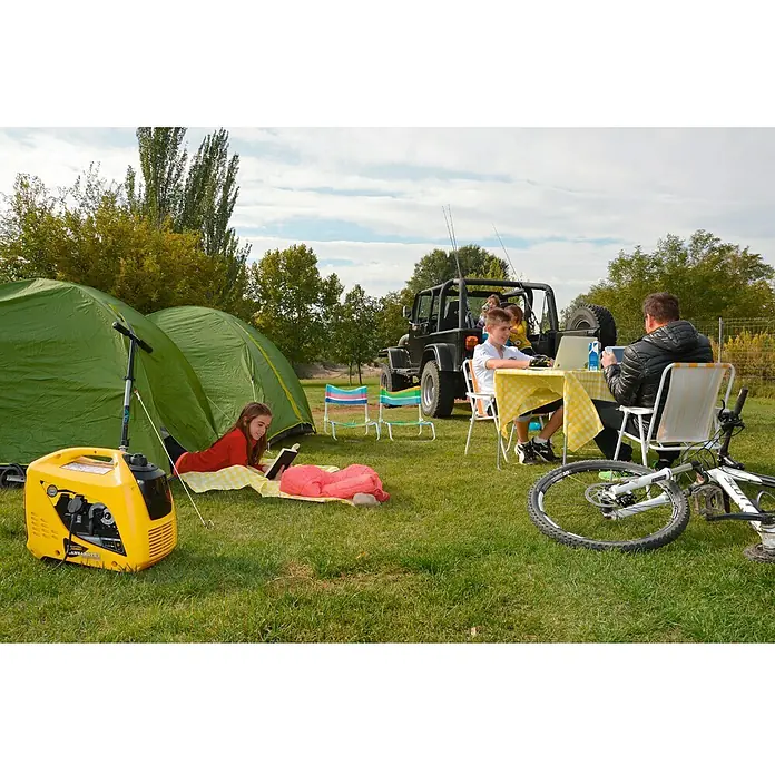 MGA Generador MG2000I - 1,6 kW, Volumen del depósito: 3,6 l - Escena de camping con un generador de energía amarillo en primer plano. Ideal para actividades al aire libre y alimentación móvil.