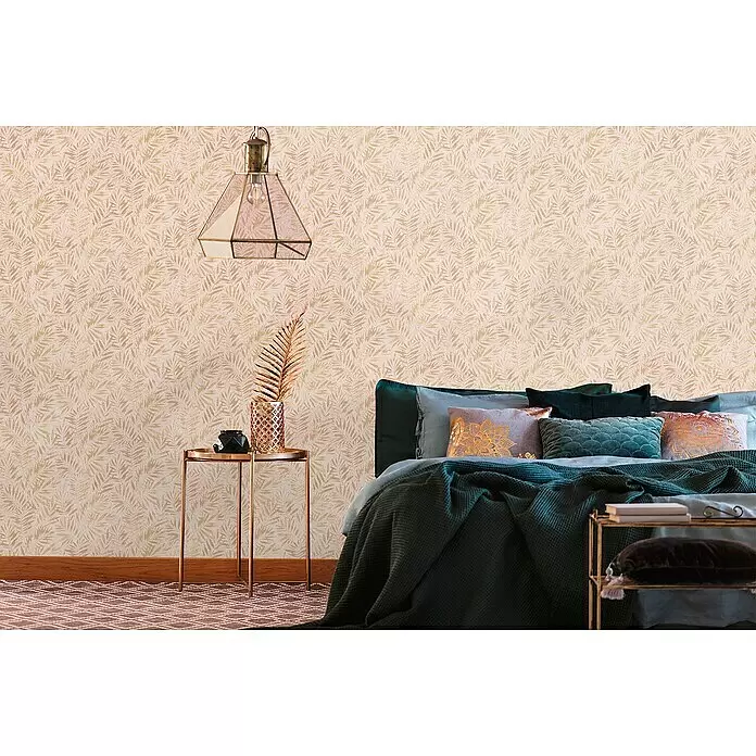 A.S. Création Metropolitan Stories Travel Styles Vliestapete Blätter-Allover I - Rosè/Gold, Floral, 10,05 x 0,53 m - Helle Tapete mit zartem Blattmuster in Goldtönen an einer Schlafzimmerwand.