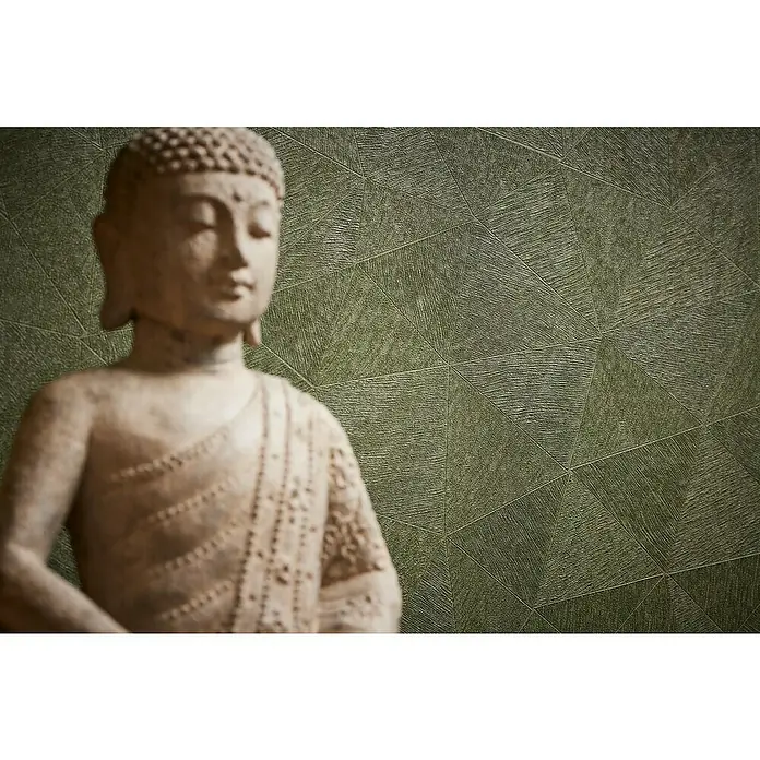 A.S. Création Metropolitan Stories Travel Styles Vliestapete - Grün, Grafisch, 10,05 x 0,53 m, Matt - Nahaufnahme einer Buddha-Statue aus Stein mit geometrischem Hintergrund, die ein Gefühl von Frieden und Gelassenheit vermittelt.