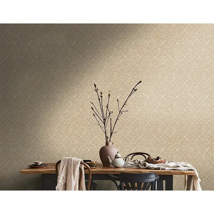 A.S. Création Metropolitan Stories Travel Styles Vliestapete Allover I - Beige/Gold, Grafisch, 10,05 x 0,53 m - Elegante Tischdekoration mit Geschirr, Teekanne und Blumenvase vor einer dezent gemusterten Tapete.