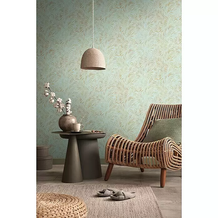 A.S. Création Metropolitan Stories Travel Styles Vliestapete Blätter-Allover I - Türkis, Floral, 10,05 x 0,53 m - Hellblaue Tapete mit goldenem tropischem Blattmuster in einem Raum.