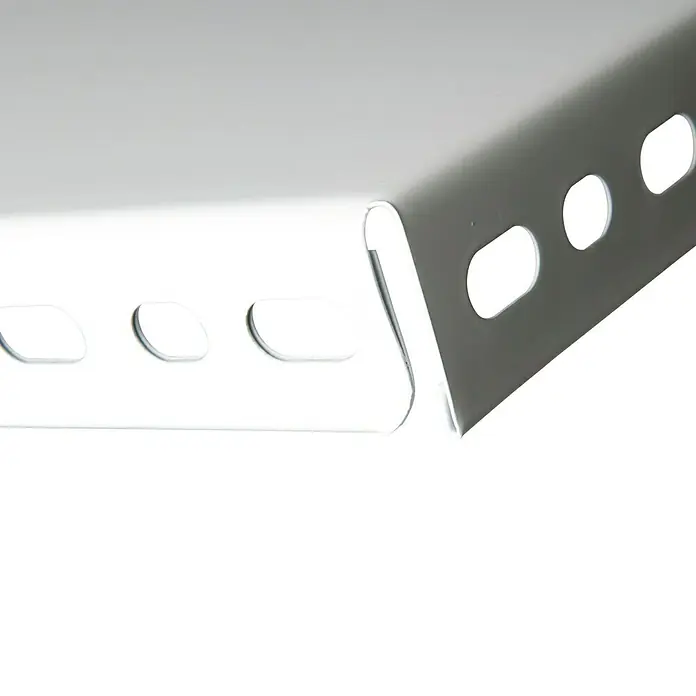 Balda adicional - L x An x Al: 100 x 30 x 3,2 cm, Metal, Color: Blanco - Primer plano de un perfil angular ranurado blanco con recortes redondeados y rectangulares, ideal para construcciones.