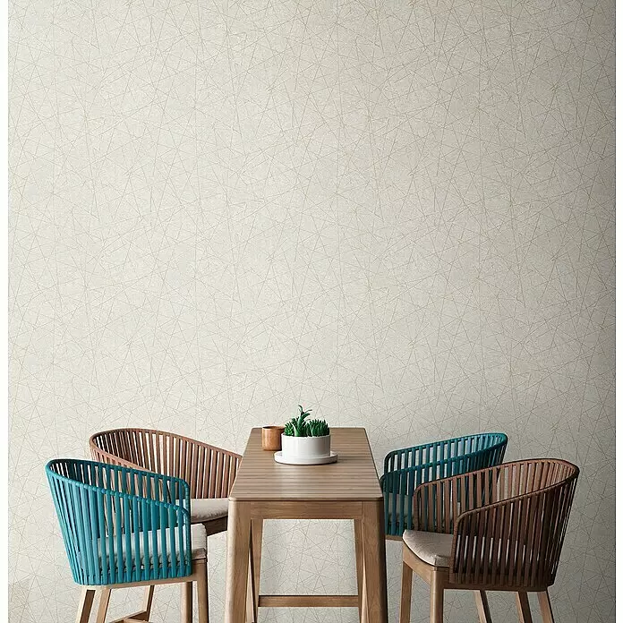 A.S. Création Metropolitan Stories Travel Styles Vliestapete Allover II - Beige/Gold, Grafisch, 10,05 x 0,53 m - Dezente, hellbeige Tapete mit abstraktem Muster aus dünnen, hellbraunen Linien an einer Wand hinter einem Tisch und Stühlen.
