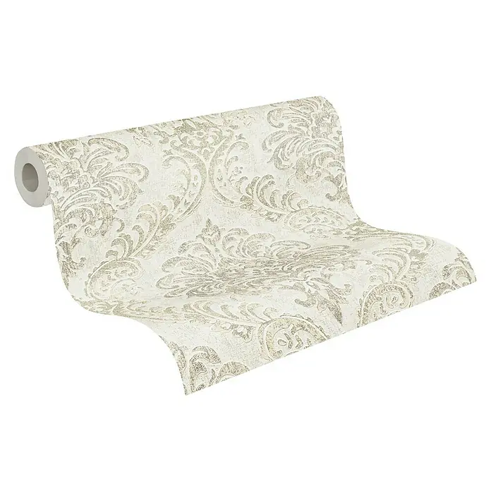 A.S. Création Metropolitan Stories Travel Styles Vliestapete Damask - Weiß/Silber, Ornament, 10,05 x 0,53 m - Nahaufnahme einer Rolle cremefarbener Vliestapete mit einem detailreichen, floralen Muster, ideal zur Wandgestaltung.