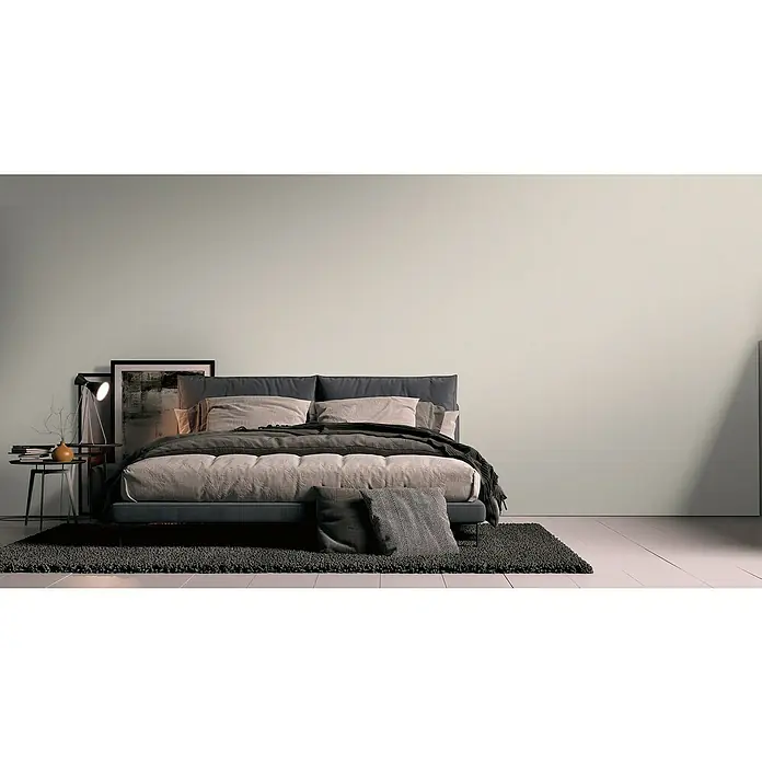 A.S. Création Metropolitan Stories Travel Styles Vliestapete - Melange-Beige, Uni, 10,05 x 0,53 m - Elegantes Schlafzimmer-Interieur mit Fokus auf einem stilvollen Bett mit dunklem Rahmen und weichen Kissen für Komfort und Design.