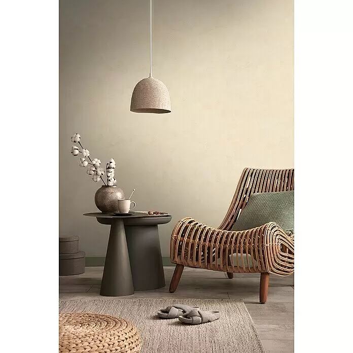 A.S. Création Metropolitan Stories Travel Styles Vliestapete - Beige, Grafisch, 10,05 x 0,53 m, Matt - Gemütlicher Wohnbereich mit natürlichem Rattan-Sessel, dunklem Beistelltisch, Baumwolldekor und geflochtener Seil-Pendelleuchte.