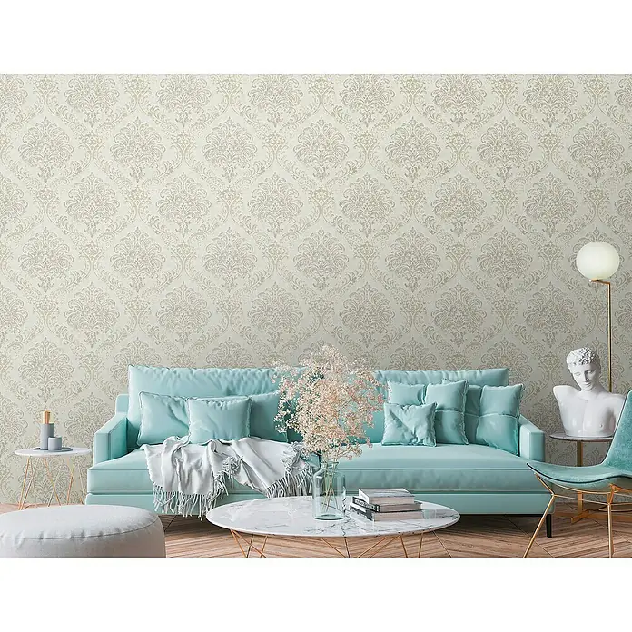 A.S. Création Metropolitan Stories Travel Styles Vliestapete Damask - Weiß/Silber, Ornament, 10,05 x 0,53 m - Wohnzimmer-Interieur mit einem türkisfarbenen Sofa, einem Marmortisch und einer floral gemusterten Tapete für ein elegantes Ambiente.