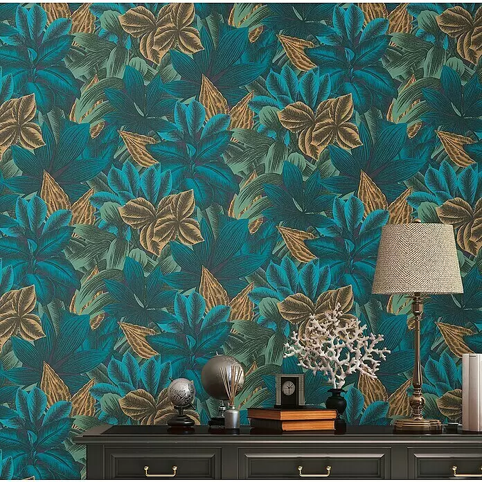 A.S. Création Metropolitan Stories Travel Styles Vliestapete - Blau/Grün, Floral, 10,05 x 0,53 m - Tropische Blättertapete in Petrol-, Türkis- und Goldtönen an einer Wand hinter Möbeln.