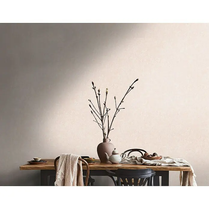 A.S. Création Metropolitan Stories Travel Styles Vliestapete - Beige/Rot, Uni, 10,05 x 0,53 m, Feine Struktur - Stillleben mit rustikalem Tisch, Geschirr, Teekanne und Zweigen in einer Vase. Harmonische Farbpalette für ein gemütliches Ambiente.