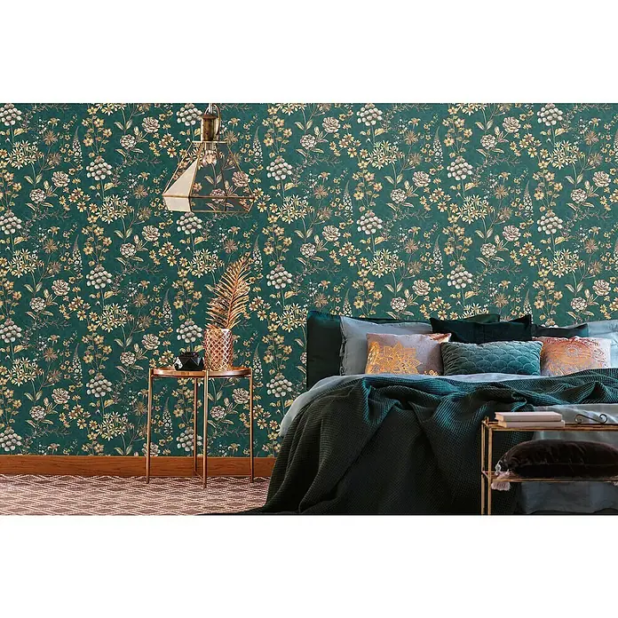 A.S. Création Metropolitan Stories Travel Styles Vliestapete Blumen II - Blau/Gelb, Floral, 10,05 x 0,53 m - Schlafzimmer mit blumiger grüner Tapete, goldenen Akzenten und luxuriöser Bettwäsche in passenden Farben für ein elegantes Ambiente.