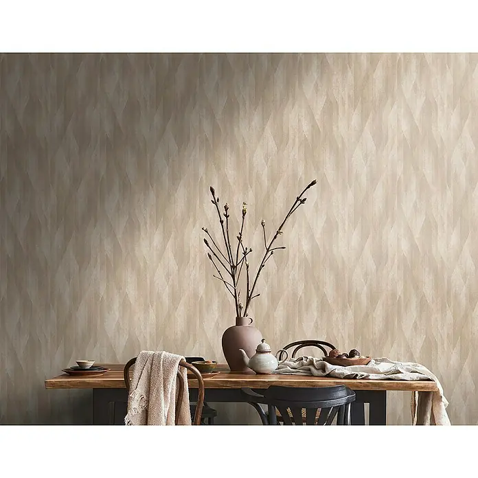 A.S. Création Metropolitan Stories Travel Styles Vliestapete Vintage - Musterbeige, Grafisch, 10,05 x 0,53 m - Elegante Tischdekoration mit einer Vase mit Zweigen, einer Teekanne und Geschirr auf einem Holztisch vor einer strukturierten Wand.