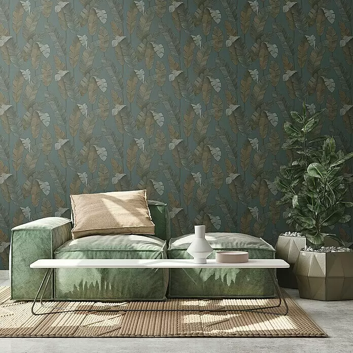 A.S. Création Metropolitan Stories Travel Styles Vliestapete - Blau/Gold, Floral, 10,05 x 0,53 m - Türkisfarbene Tapete mit einem Muster aus großen tropischen Blättern in Beige, Braun und Hellgrün, schmückt eine Wohnzimmerwand.