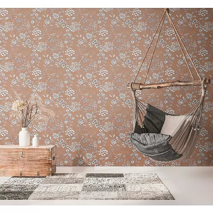 A.S. Création Metropolitan Stories Travel Styles Vliestapete Blumen II - Orange, Floral, 10,05 x 0,53 m - Florale Tapete in Blau-Weiß auf Terrakotta-Hintergrund, in einem Wohnraum angebracht.