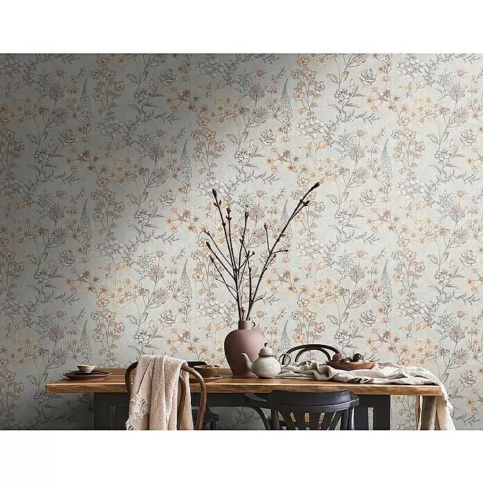 A.S. Création Metropolitan Stories Travel Styles Vliestapete Blumen II - Creme/Blau, Floral, 10,05 x 0,53 m - Florale Tapete in warmen und kühlen Tönen mit dezentem geometrischem Muster, schmückt eine Esszimmerwand.