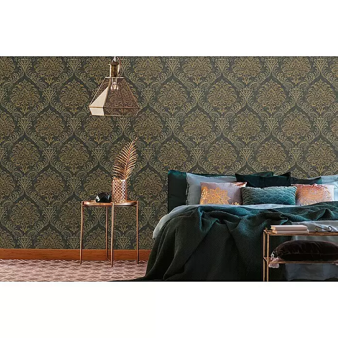 A.S. Création Metropolitan Stories Travel Styles Vliestapete Damask - Schwarz/Gold, Ornament, 10,05 x 0,53 m - Eleganter goldener Damast auf dunkelgrauer Tapete in einem Schlafzimmer.