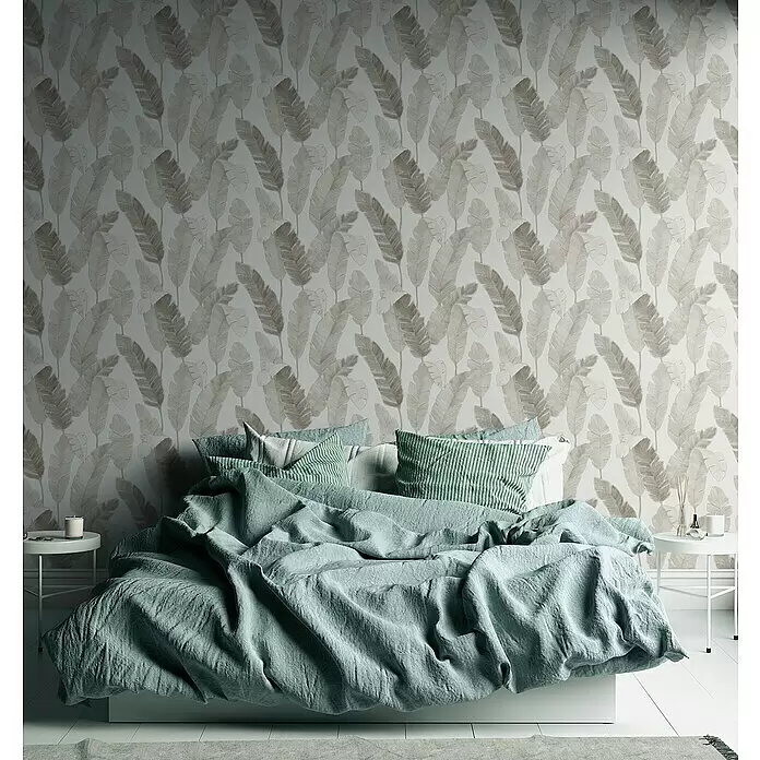 A.S. Création Metropolitan Stories Travel Styles Vliestapete - Creme/Beige, Floral, 10,05 x 0,53 m - Strukturierter hellblau-grüner Bettbezug und passende Kissen mit grünen Streifen auf einem Bett.