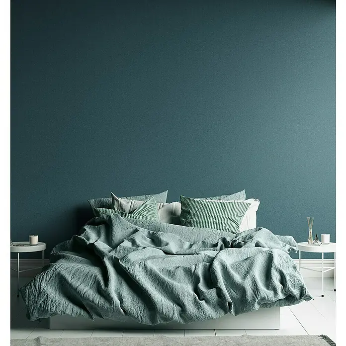 A.S. Création Metropolitan Stories Travel Styles VliestapeteMelange-Türkis, Uni, 10,05 x 0,53 m - Elegantes Schlafzimmer mit einem grossen, bequem aussehenden Bett, hellen Nachttischen und stilvollen Dekorationen für eine ruhige Atmosphäre.