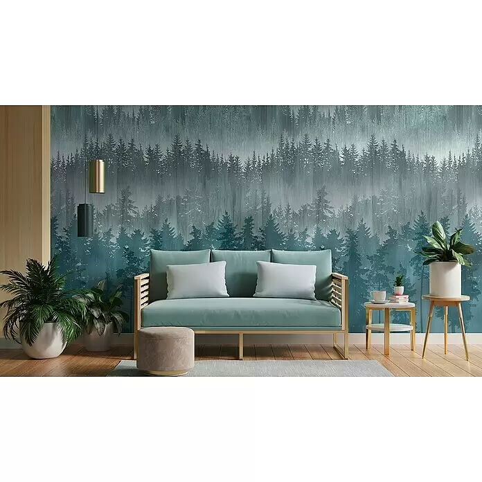 A.S. Création Metropolitan Stories Travel Styles Fototapete Wald - B x H: 1,59 x 2,8 m, Vlies, Blau - Ein modernes Wohnzimmer mit hellblauem Sofa, Holz- und Golddetails, beigem Ottoman und Topfpflanzen vor einer Waldtapete.
